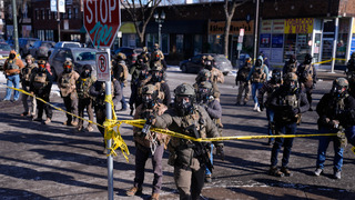 Zastrelenie muža v Minneapolise zachytili aj policajné kamery. Agenti ICE ich mali počas útoku na tele 