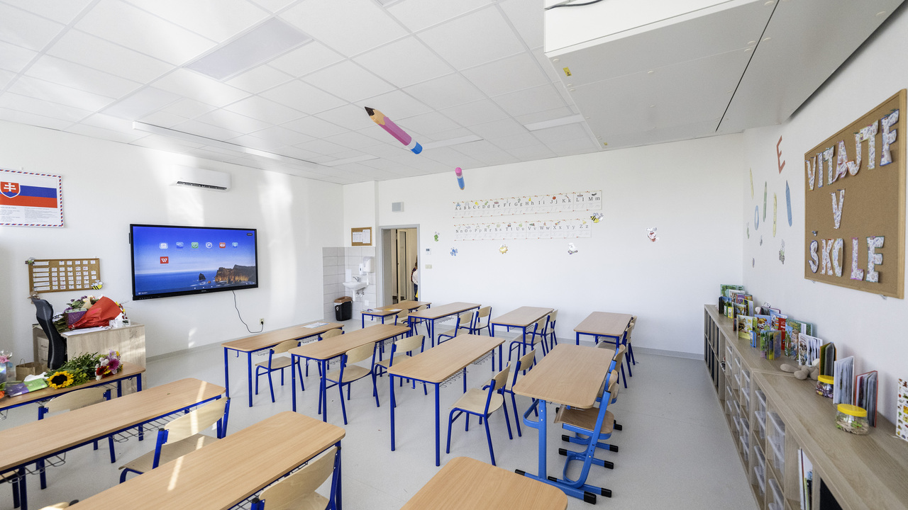 skola trieda lavice