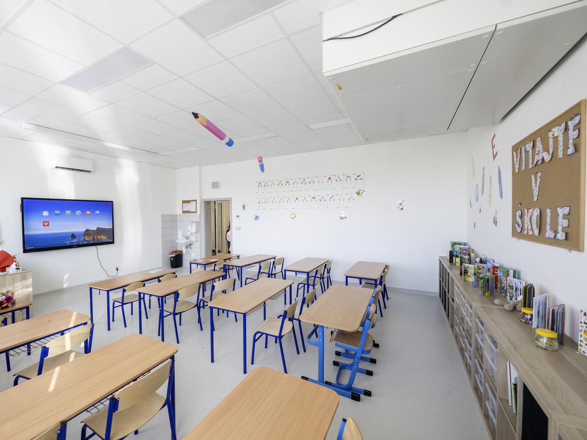 skola trieda lavice