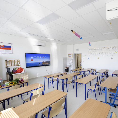 skola trieda lavice