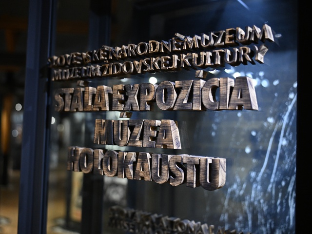 Svet si pripomína obete holokaustu. Od oslobodenia Osvienčimu uplynulo 81 rokov, tragédiu pripomína aj múzeum v Seredi