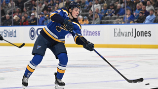 NHL: Dvorský bodoval už štvrtý zápas za sebou. Slovenský talent bol opäť viditeľný aj pri prehre St. Louis