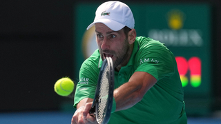Australian Open prinieslo nečakaný zvrat. Djokovič prehrával o dva sety, no ide do semifinále