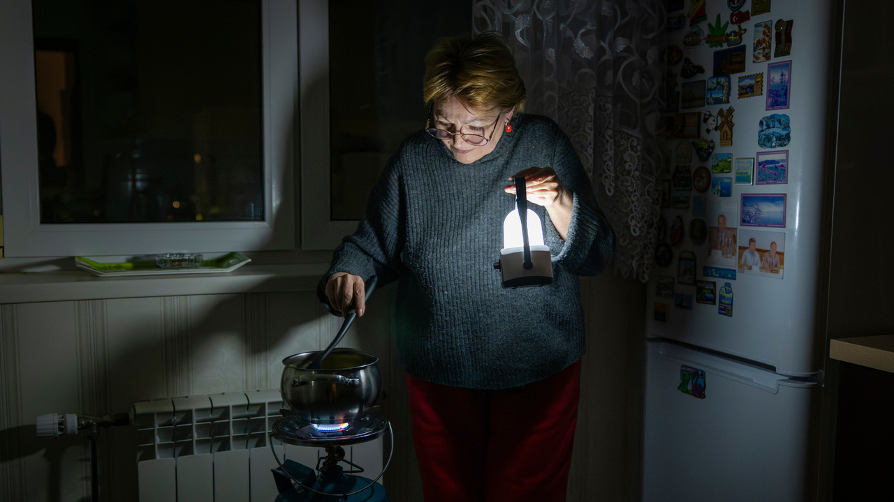 Po ruských útokoch hlásia rozsiahle výpadky elektriny a tepla