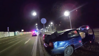 VIDEO: Pred políciou radšej utiekol. Vodič v Bratislave najprv vrazil do policajných áut, potom sa niekoľkokrát prevrátil