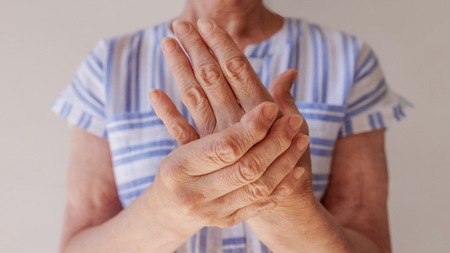 Parkinson parkinsonova choroba dôchodca dôchodkyňa ruky