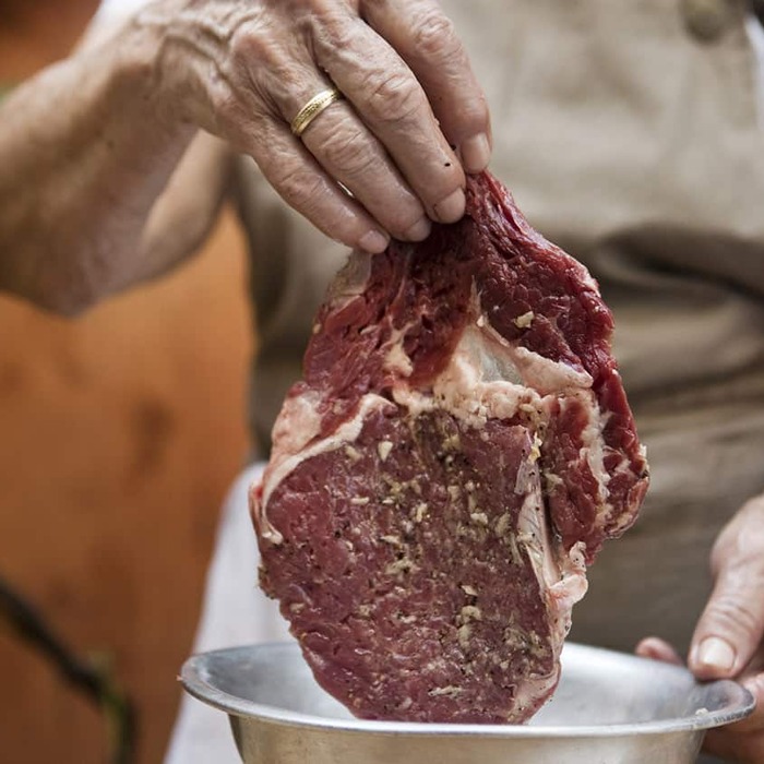 mäso príprava jedla dôchodca dôchodkyňa jedlo