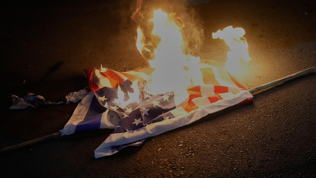 vlajky USA Irán protest