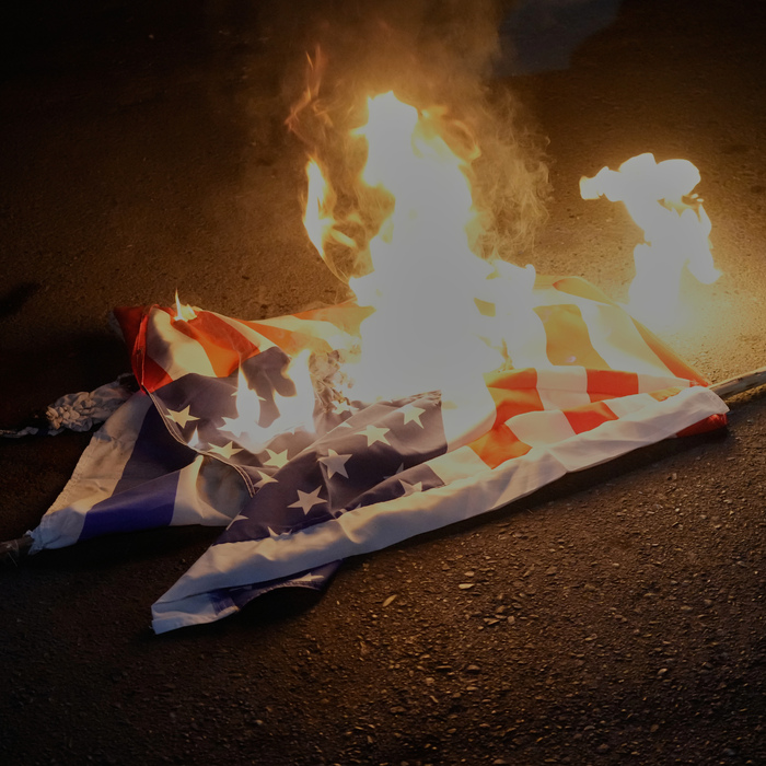 vlajky USA Irán protest