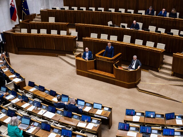 V parlamente bolo rušno. Rokovalo sa o nedôvere vláde, opozícia sa pokúša odvolať viacerých ministrov