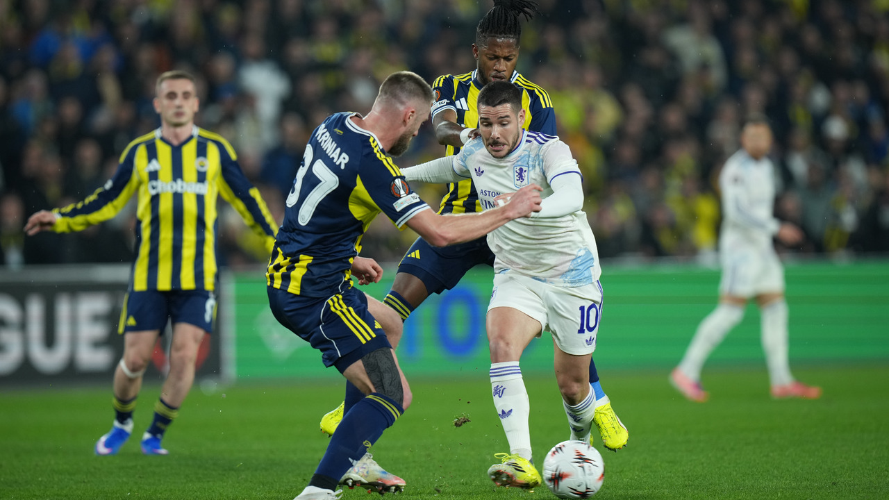 Emiliano Buendia z Aston Villy (vpravo) v súboji o loptu s Milanom Škriniarom z Fenerbahce počas zápasu Európskej ligy v Istanbule (22. 1. 2026).