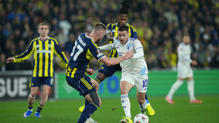 Emiliano Buendia z Aston Villy (vpravo) v súboji o loptu s Milanom Škriniarom z Fenerbahce počas zápasu Európskej ligy v Istanbule (22. 1. 2026).