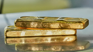 Rekord vystriedal prudký pád. Cena zlata padá po Trumpovom vymenovaní nového šéfa Fedu