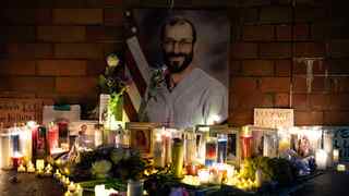 Smrť zdravotníka v Minneapolise vyšetruje FBI. Americké ministerstvo sa chce zamerať na ľavicové skupiny