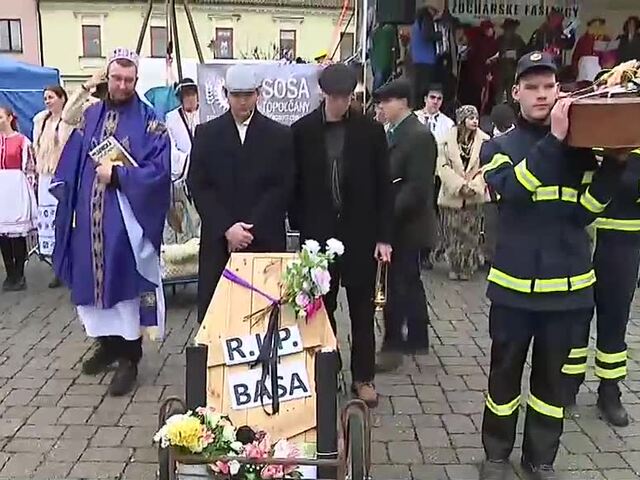 Fašiangová žochárska sobota oživila Topoľčany. Tradičné sprievody priniesli folklór, hudbu aj dobré jedlo