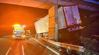 Nočná nehoda na D1 paralyzovala smer na Bratislavu. Kamión po náraze do auta uviazol zakliesnený pod mostom