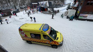Kolaps na svahu Veľkej Rače skončil bojom o život. Horskí záchranári oživili 45-ročného poľského lyžiara