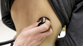 Superchrípka zapĺňa ambulancie, koho ohrozuje najviac? Odborník prezradil, na čo si dať pozor