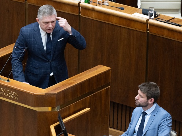 Šimečka od premiéra žiada vysvetlenie. Chce vedieť, či sa Fico stretol s Epsteinom a Bannonom