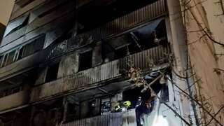 Nočný požiar bytov v Ružinove vyhnal do zimy desiatky ľudí. Peklo na zemi, vybehli sme holí a bosí, opisuje svedkyňa