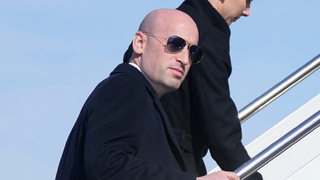 Demokrati sú extrémisti, súdy obvinil zo vzbury. Kto je Trumpov muž, ktorý kričí a netoleruje nesúhlas? 