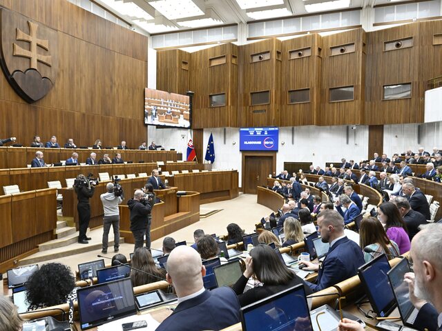 Koalícia zablokovala výbor na kontrolu SIS k voľbám. Poslanci schválili zákon o rovnakom plate pre ženy a mužov