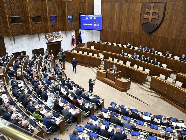 Zmeny vo voľbách zo zahraničia, sobášoch aj pravidlách pre AI sú v druhom kole. Poslanci o nich budú rozhodovať už v stredu