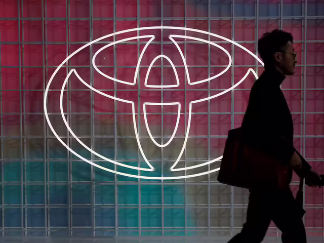 Najväčšia automobilka mení vedenie. Pomerne sa jej darí, Volkswagen jej dýcha na krk