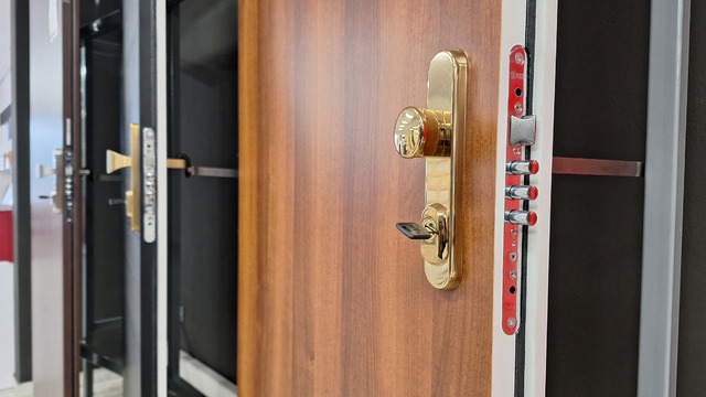 zlodeji dvere zámok