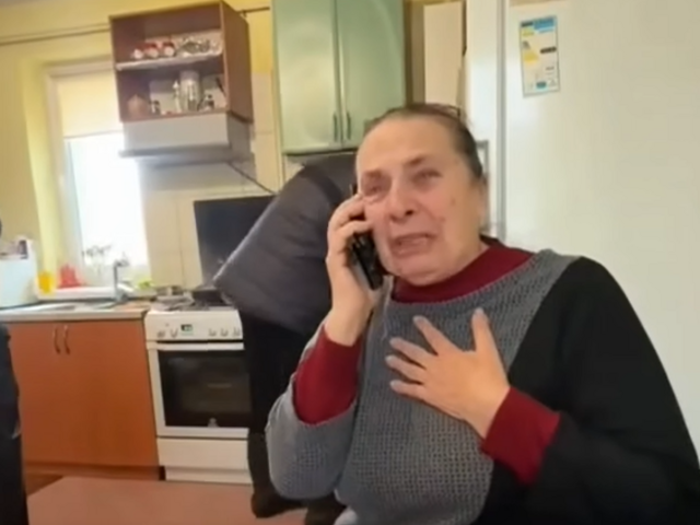 VIDEO: „Ruky, nohy, máš, Nazarko?“ Ukrajinka pochovala syna vojaka, ten jej po rokoch zavolal