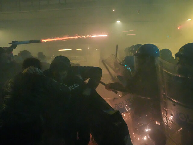 Protesty proti olympiáde sa vyhrotili. Demonštranti hádzali delobuchy do policajtov, tí odpovedali vodnými delami