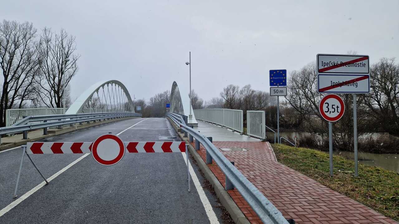 Záplavy odrezali cestu do Maďarska. Dva mosty zatvorili, ľudí čakajú obchádzky na dni až týždne