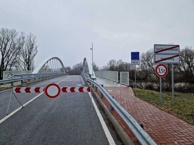 Záplavy odrezali cestu do Maďarska. Dva mosty zatvorili, ľudí čakajú obchádzky na dni až týždne