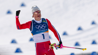 Johannes Hösflot Kläbo oslavuje zlatý olympijský hetrik v šprinte. Slováci Hinds a Cenek neprešli kvalifikáciou