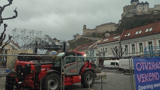 Trenčín sa pripravuje na otvorenie EHMK. Na námestí vyrastá unikátne javisko, ktoré pripomína hradné bralo