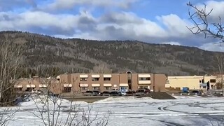 Útok na strednej škole v Kanade má desať mŕtvych. Polícia vyšetruje motív strelkyne aj jej prepojenie na obete v dome