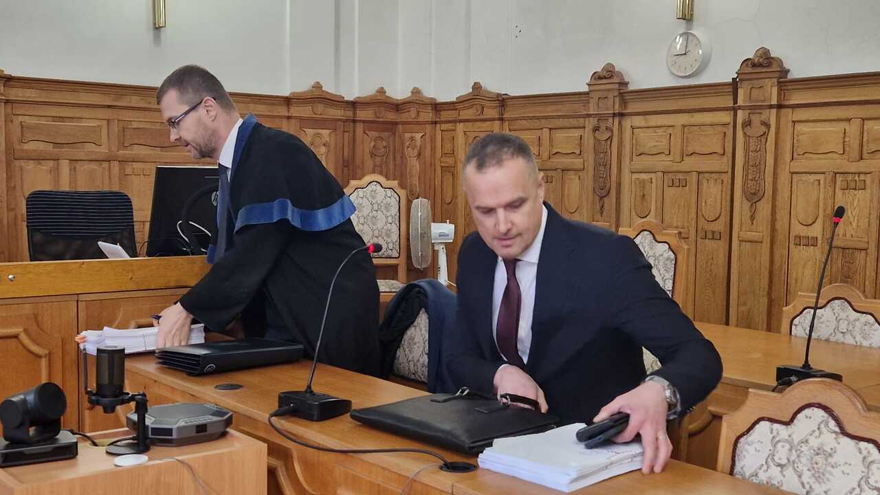 Začal sa súd s Davidom Lindtnerom. Ficov poradca čelí obžalobe zo zasahovania do nezávislosti súdov a korupcie