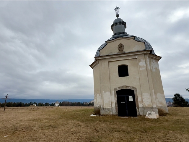Z chránenej prírodnej lokality na Spiši sa vykľula skládka. Desaťročia ukrytý odpad ohrozuje ekosystém