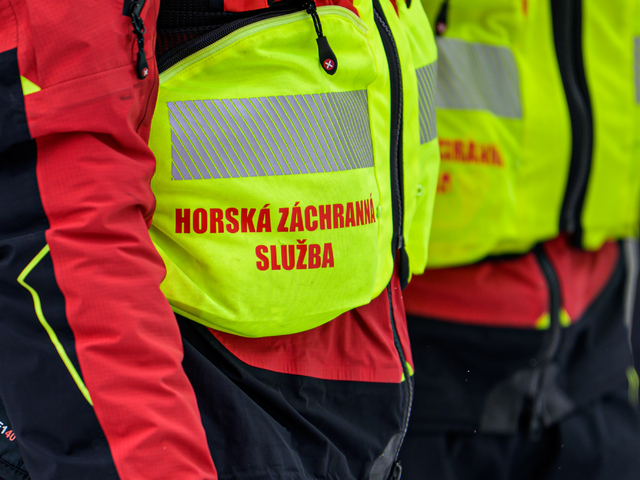 Horskí záchranári evidujú viacero veľkých samovoľných lavín. Na určitých miestach pohyb neodporúčajú