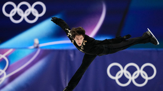 Krasokorčuliar Šajdorov získal v súťaži sólistov zlato. Slovák Hagara obsadil na olympijskej premiére 24. miesto