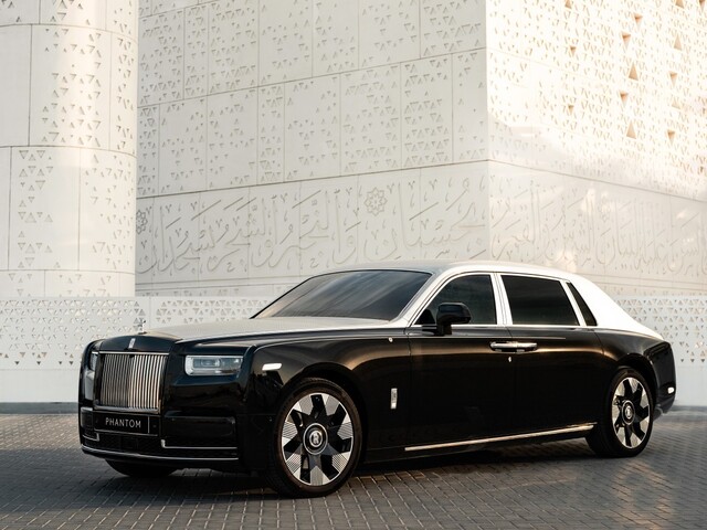 Rolls-Royce ukázal svetový unikát: Prvá laserom gravírovaná kapota na počesť arabskej architektúry