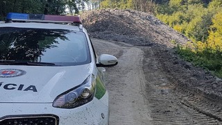 polícia policajti hliadka