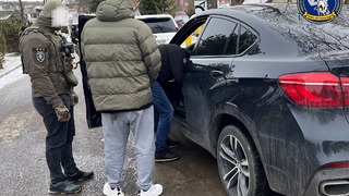 Polícia rozbila na východe sieť s anabolikami. V Poprade zaistili desiatky tisíc tabliet a zadržali aj známe meno