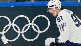 Puky boli „neviditeľné“. Príliš čierne mantinely robili problémy a padali bizarné góly, IIHF zasiahla