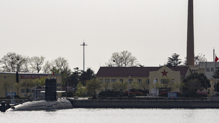 Čínska ponorka je viditeľná v blízkosti prístavu počas verejného dňa pri príležitosti blížiaceho sa 75. výročia Čínskej ľudovej oslobodzovacej armády v Qingdao vo východnej čínskej provincii Shandong v sobotu 20. apríla 2024.