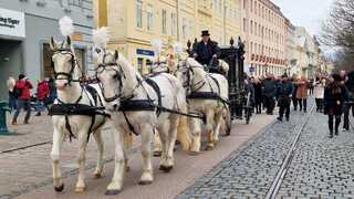FOTO/VIDEO: Štyri biele kone, honosný koč a v ňom zlatá truhla. Rómovia sa lúčili so svojím kráľom 
