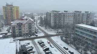 FOTO: Slovensko zasypáva sneh a šmýka sa. Platia výstrahy pre tieto okresy, polícia aj cestári sú v teréne