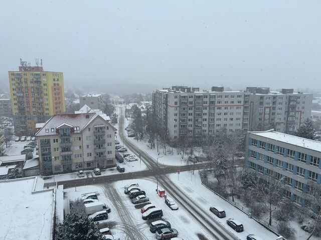 FOTO: Kalamite sa nevyhneme. Západ môže zasypať až 30 cm snehu, výstrahy platia aj na ďalší deň