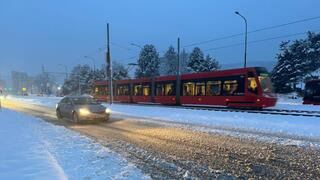 Počasie opäť prekvapilo. Bratislavu  zasypala snehová pokrývka, takáto je aktuálna situácia