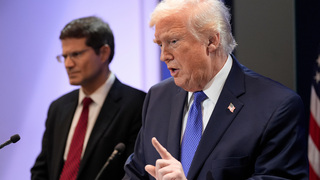 Verdikt súdu Trumpa nezastavil v colnej ofenzíve. Prezident vyhlasuje nové globálne 10-percentné clo